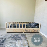 تخت خواب نوزاد پسرانه ساده و شیک از نمای روبرو