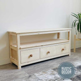 میز تلویزیون جدید چوبی در دکوراسیون روستیک با گلدان طبیعی