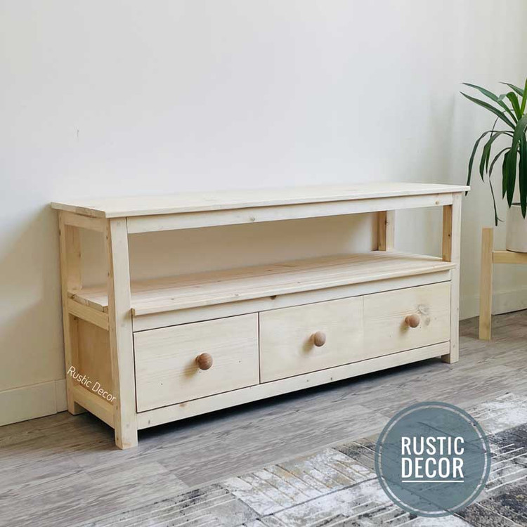 میز تلویزیون جدید چوبی در دکوراسیون روستیک با گلدان طبیعی