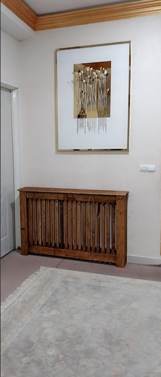 عکس ارسالی مشتری از کاور شوفاژ چوبی در سالن پذیرایی