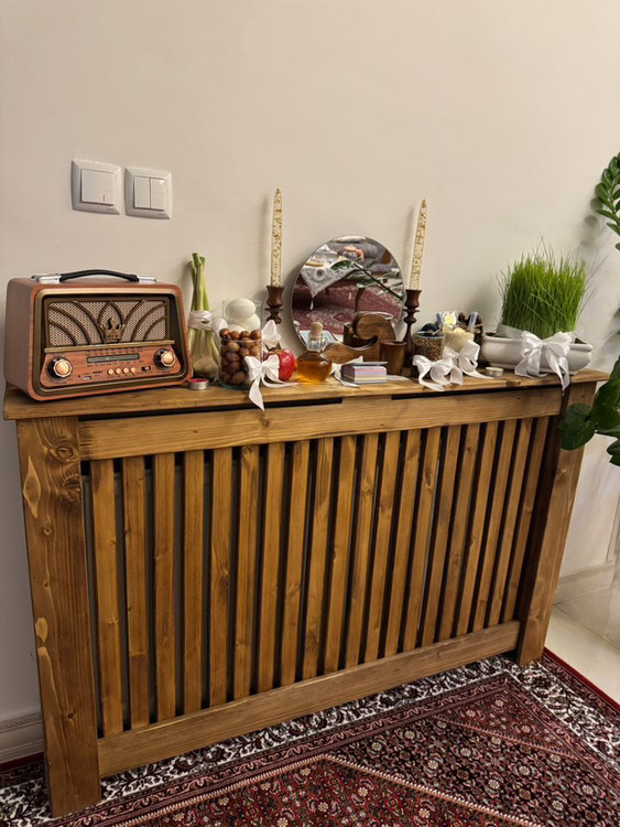 عکس ارسالی مشتری از کاور شوفاژ چوبی با دکور سفره هفت سین