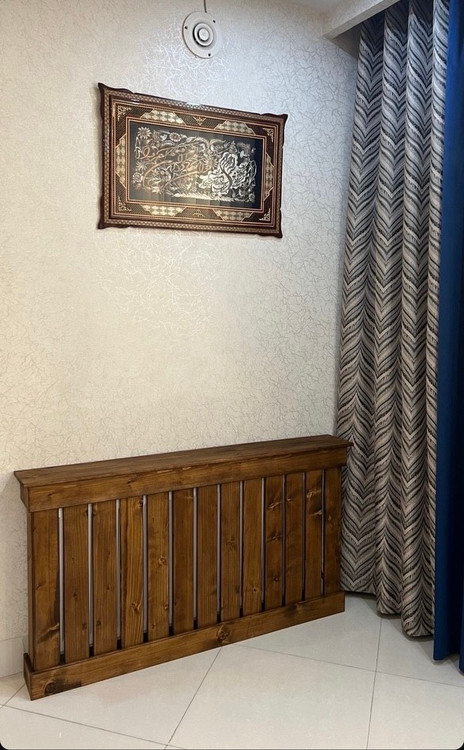 عکس ارسالی مشتری از کاور شوفاژ چوبی کنار پرده