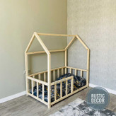 تخت خواب کلبه ای از نمای پایین تخت رنگ کرم