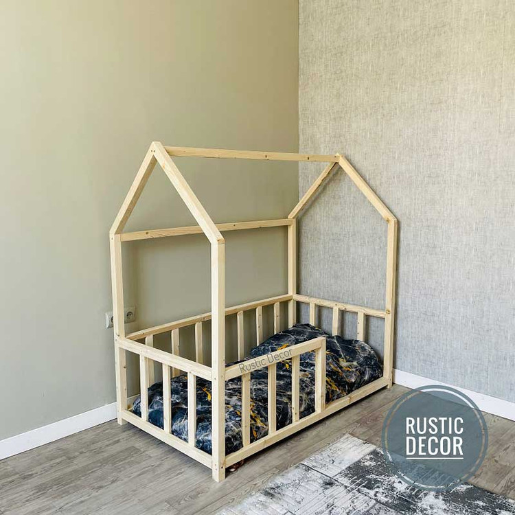 تخت خواب کلبه ای از نمای پایین تخت رنگ کرم