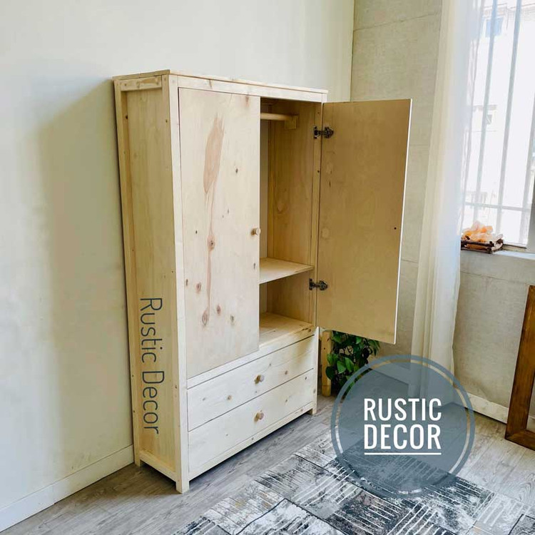 کمد چوبی اتاق کودک رنگ کرم دو در که یک در باز است