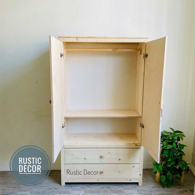 کمد چوبی اتاق کودک از نمای جلو دو در باز