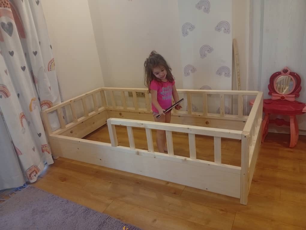 عکس ارسالی مشتری از تخت خواب در کنار خود کودک