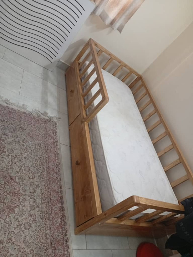 عکس ارسالی مشتری از تخت خواب در کنار خود کودک