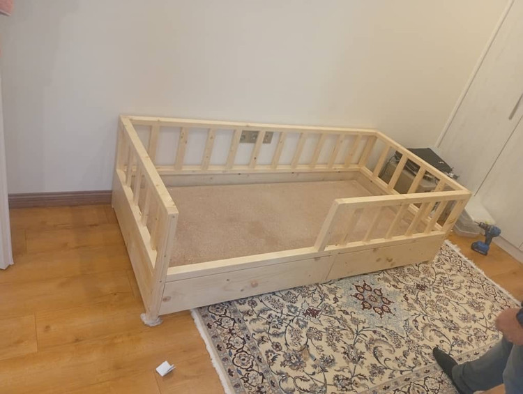 عکس ارسالی مشتری از تخت خواب در کنار خود کودک