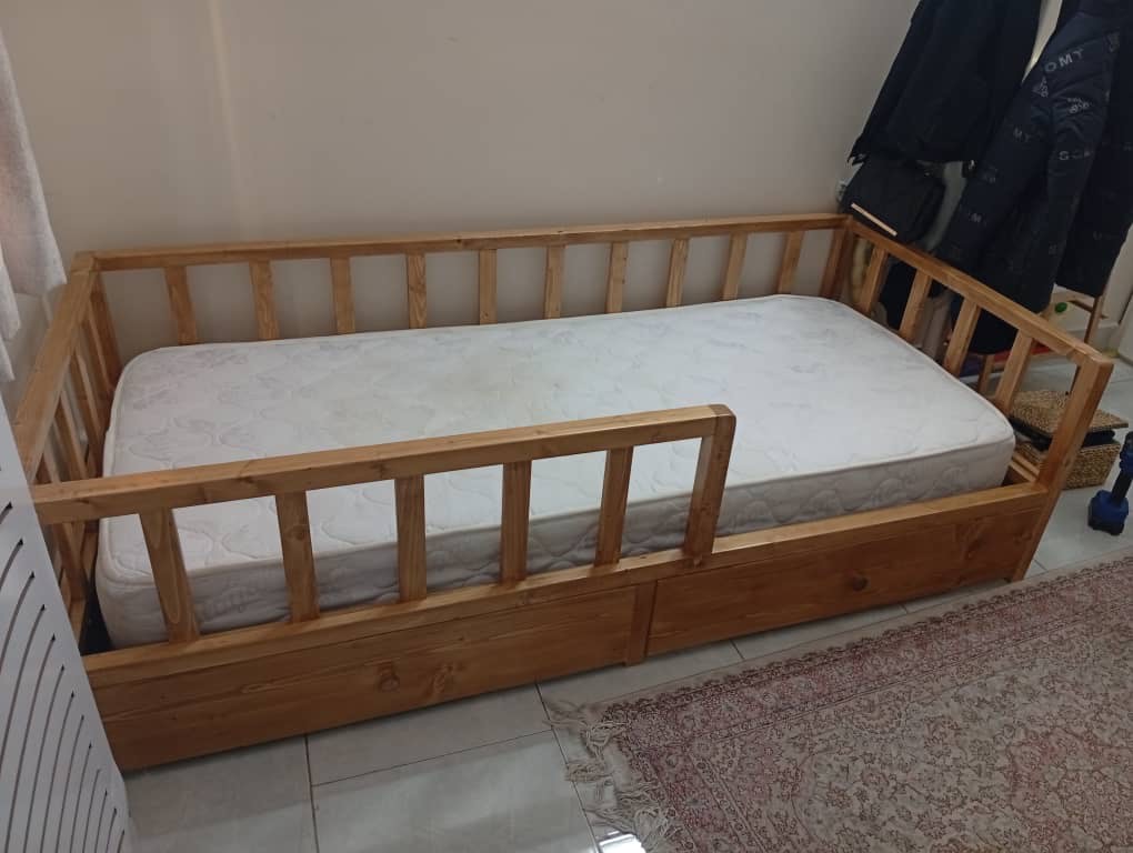 عکس ارسالی مشتری از تخت خواب در کنار خود کودک