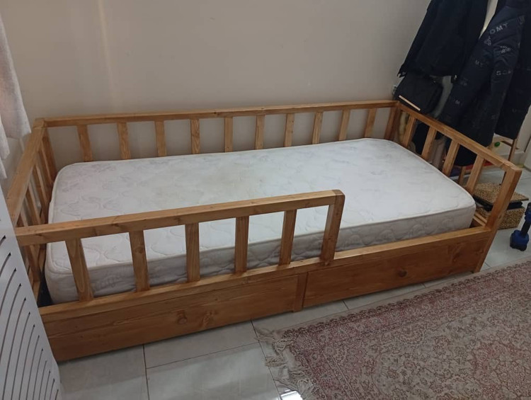 عکس ارسالی مشتری از تخت خواب در کنار خود کودک