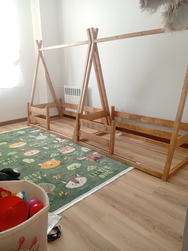 عکس ارسالی مشتری از تخت کودک داخل اتاق به رنگ قهوه ای روشن مدل سرخپوستی