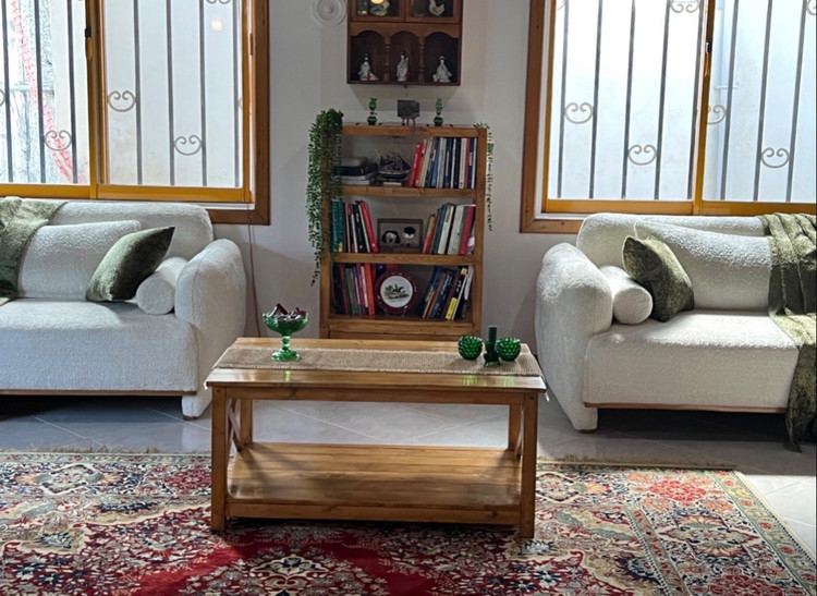عکس ارسالی مشتری از میز جلو مبلی چوبی در محیط خانه